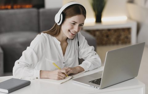 teacher-talking-with-her-students-online